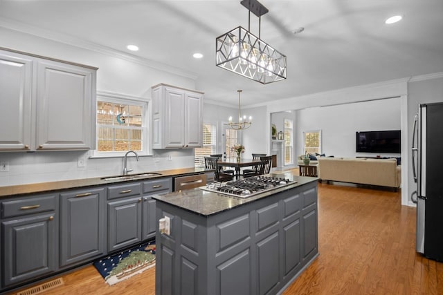 kitchen featuring stainless steel appliances, pendant lighting, sink, and gray cabinetry