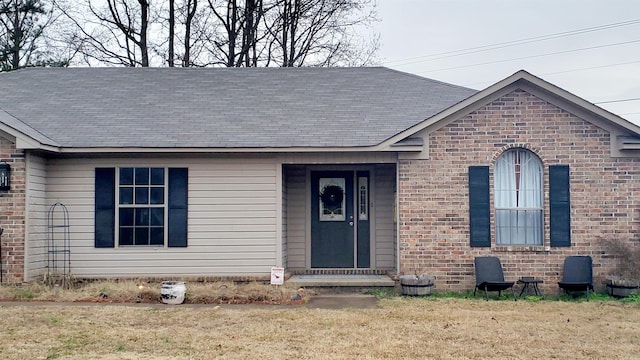 view of front of house featuring a front yard