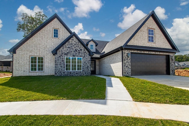 view of front of property featuring a front yard