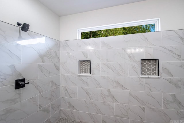 bathroom featuring a tile shower