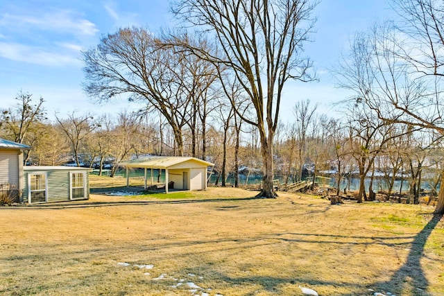 view of yard with an outbuilding