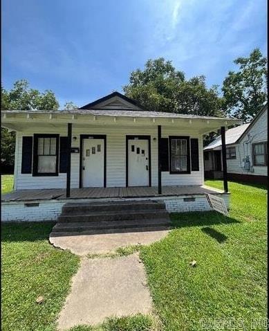 bungalow-style house featuring a front yard and a porch