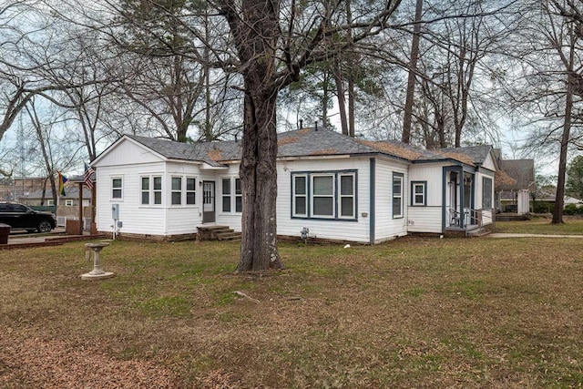 view of front facade with a front yard