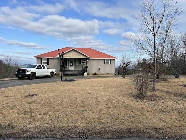 view of front of property featuring a front yard and covered porch