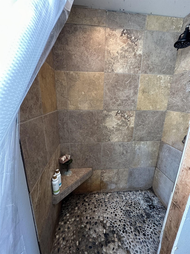 bathroom featuring tiled shower