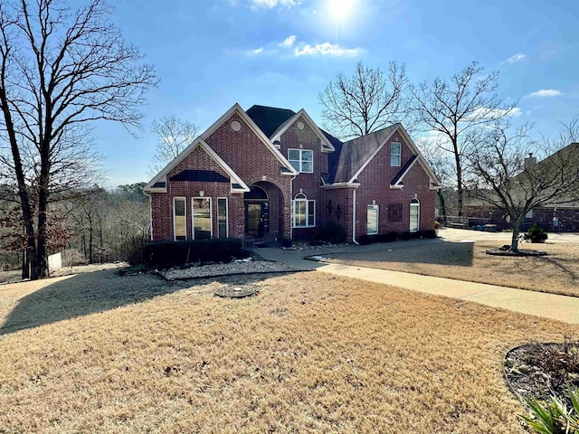 front of property with a front lawn