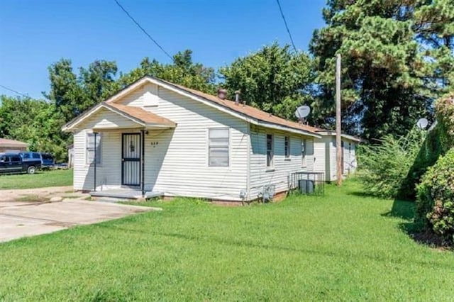 bungalow-style home featuring a front lawn