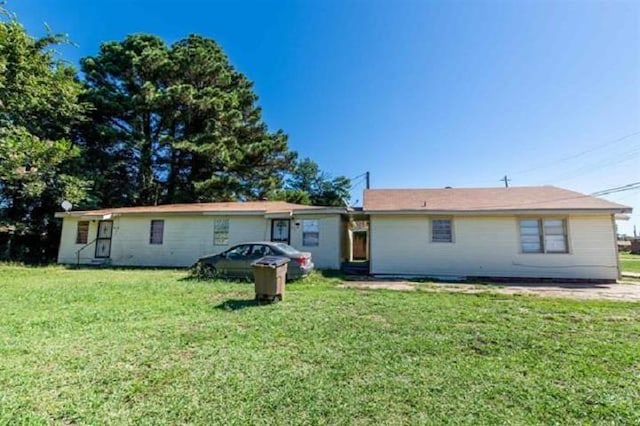 back of house featuring a lawn