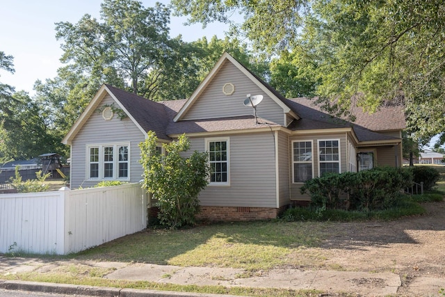 view of front of home featuring a front lawn