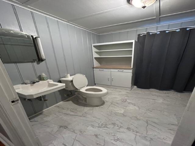 bathroom featuring toilet and sink