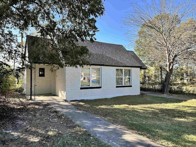 view of front of home with a front lawn