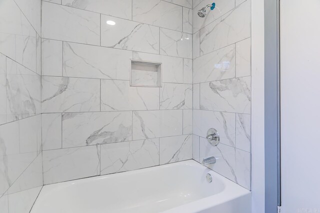 bathroom with tiled shower / bath combo