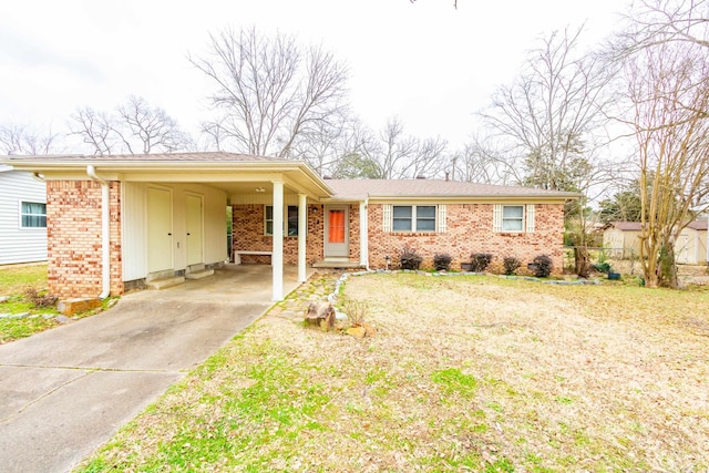 ranch-style home featuring a front lawn and a carport