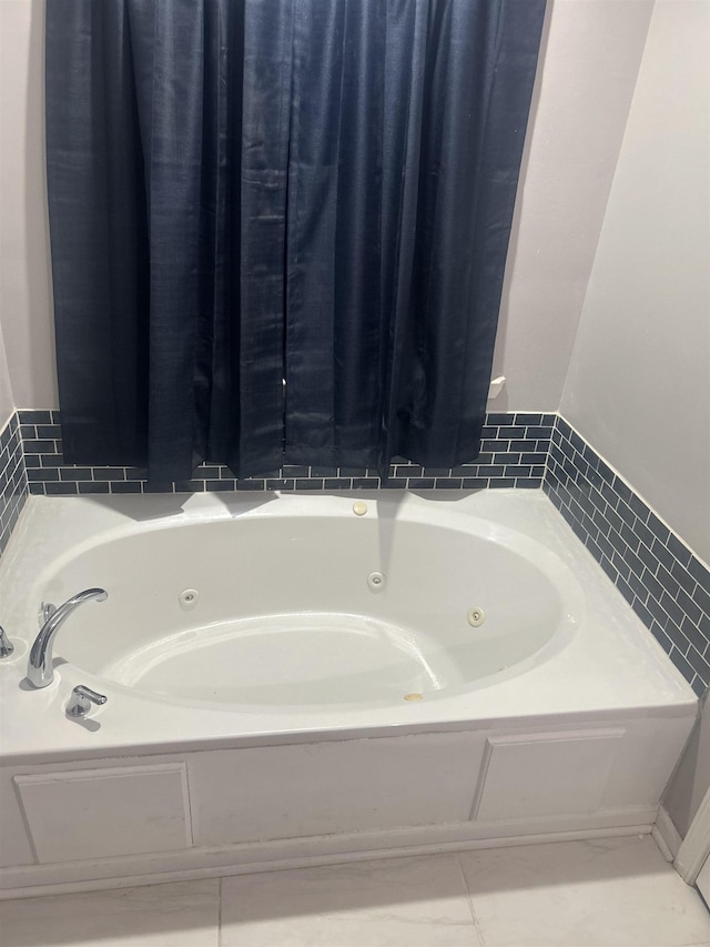 bathroom featuring a washtub