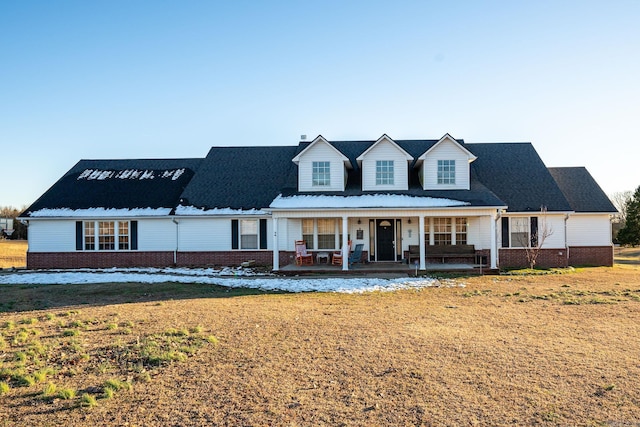 view of front of property featuring a front yard and a porch