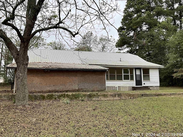 view of front of property featuring a front lawn