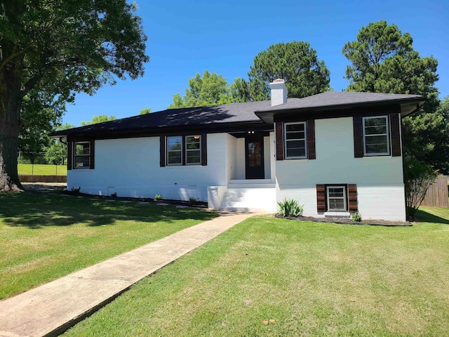 view of front of property featuring a front lawn