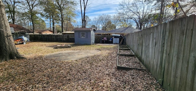 view of yard featuring a storage shed