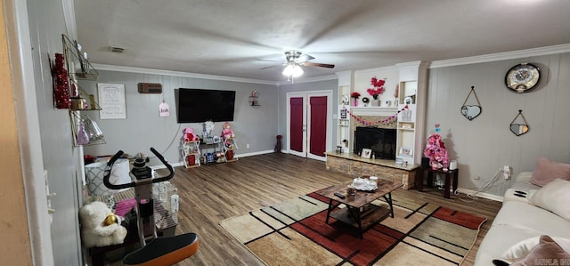 living room featuring hardwood / wood-style flooring, ornamental molding, and ceiling fan