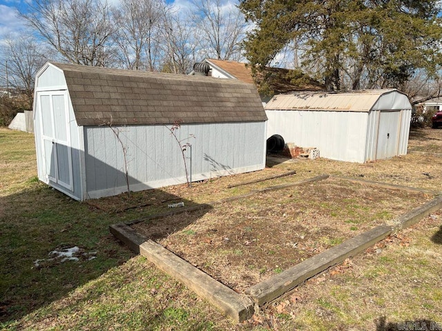 view of yard with a storage shed