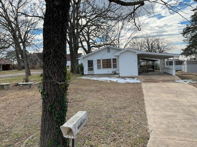 view of front of home featuring a carport