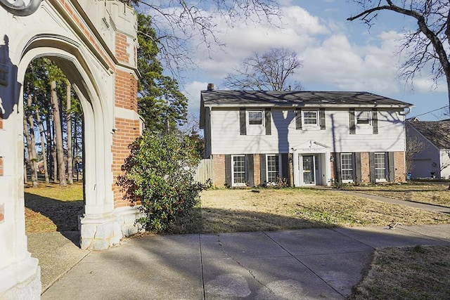 view of front of house featuring a front yard