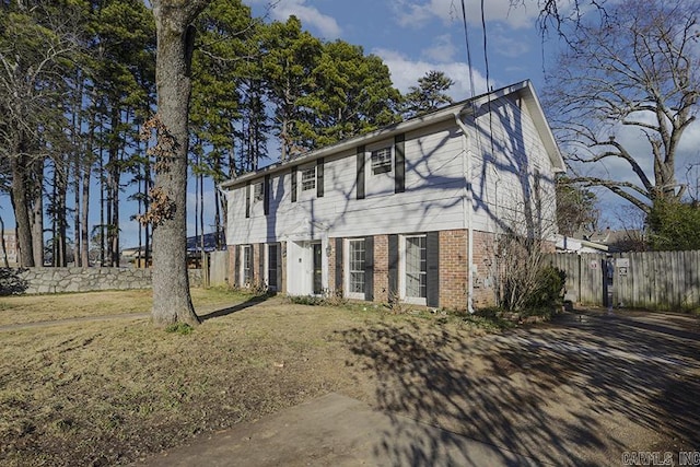 view of front of home featuring a front yard