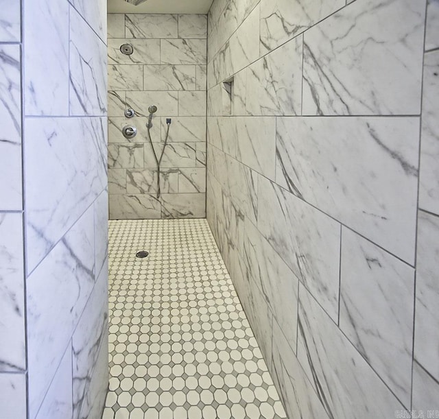 bathroom featuring a tile shower