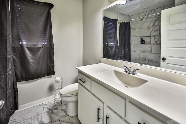 full bathroom with toilet, vanity, and shower / bath combo