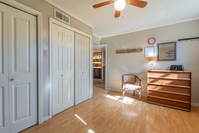 sitting room featuring crown molding, light hardwood / wood-style floors, and ceiling fan