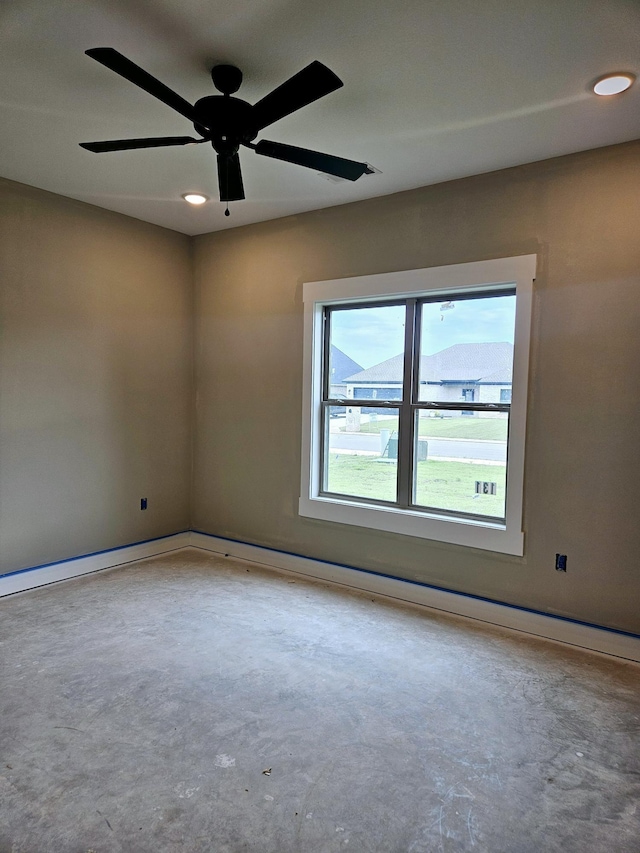 empty room featuring ceiling fan and concrete floors