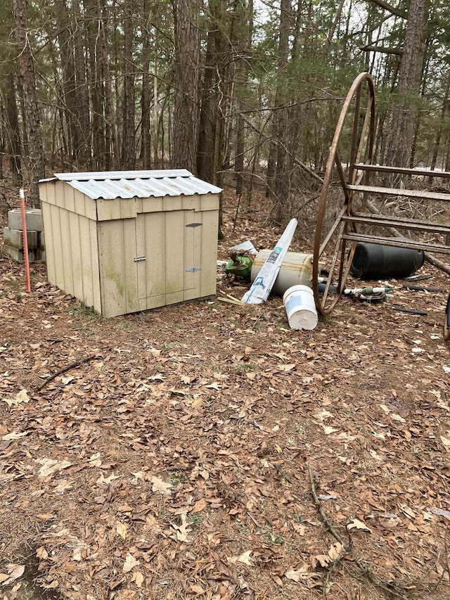 view of yard with a storage shed