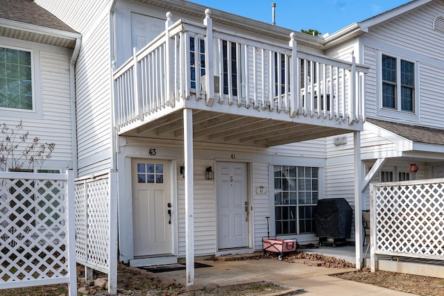 property entrance featuring a balcony