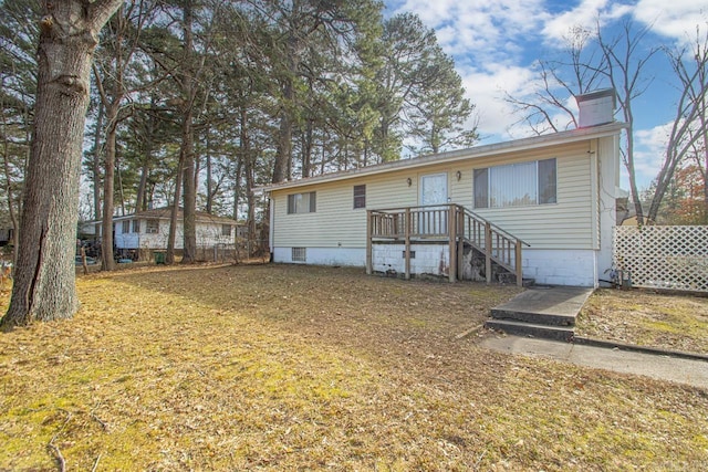 view of front of home featuring a front yard