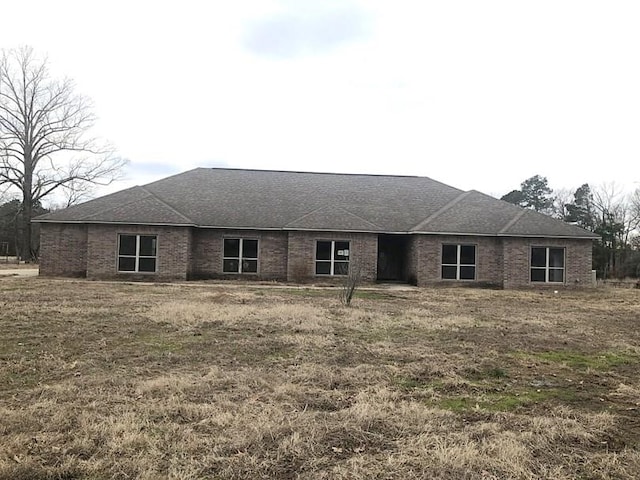 back of house featuring a lawn