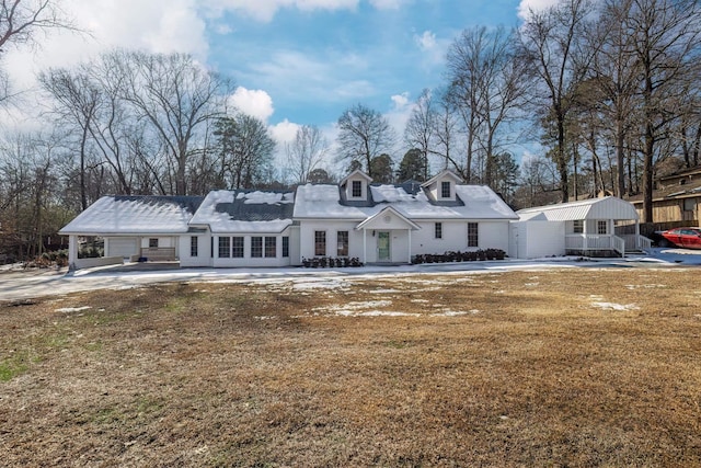 view of front of property with a front yard