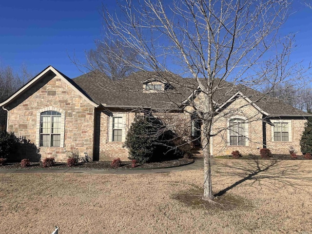 view of front of property featuring a front lawn