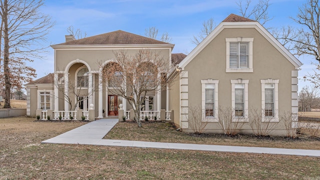 view of front of property featuring a front yard