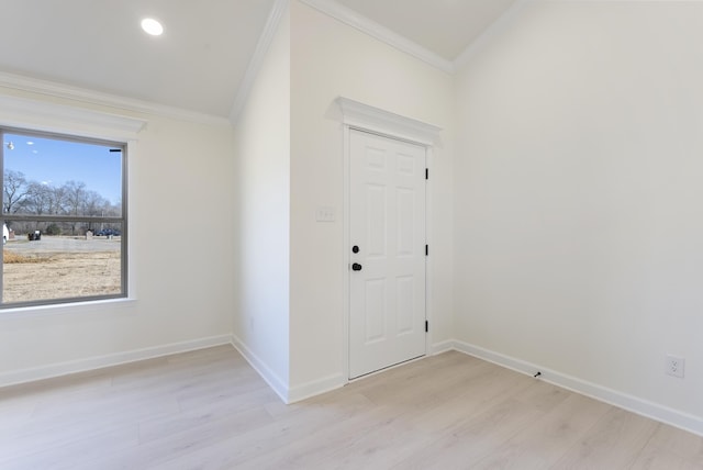 foyer entrance featuring crown molding and light hardwood / wood-style floors