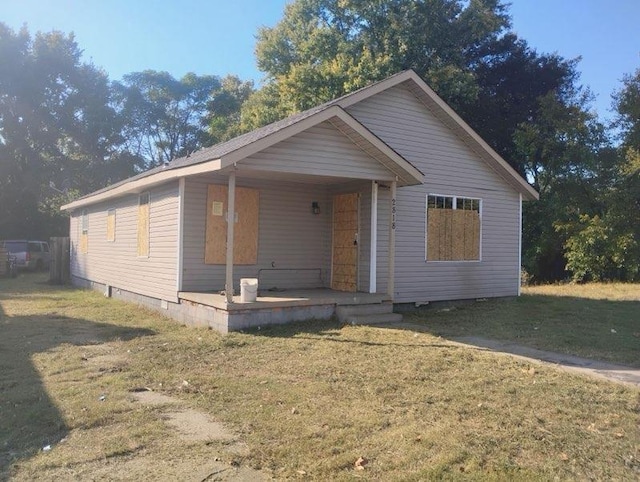 view of front facade featuring covered porch and a front yard