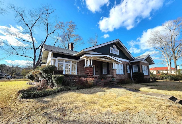 view of front of house featuring a front lawn