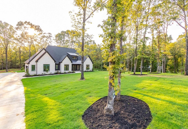 view of front of property featuring a front lawn