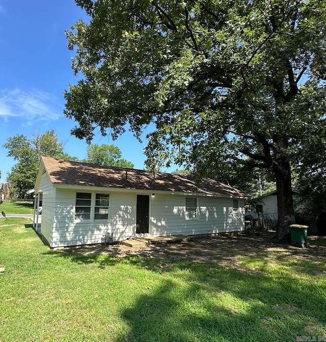 ranch-style home featuring a front lawn