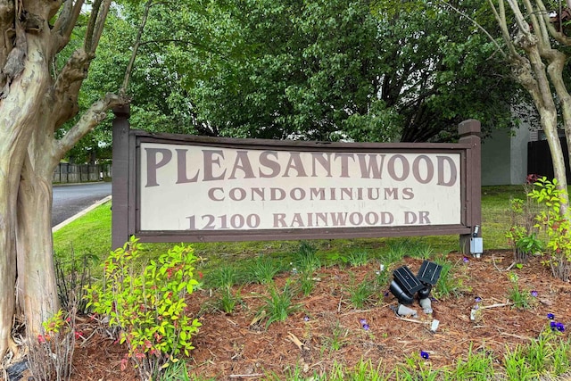 view of community / neighborhood sign