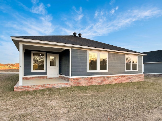 view of front facade featuring a patio and a front lawn