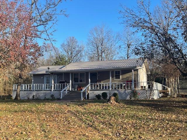 single story home featuring a front yard