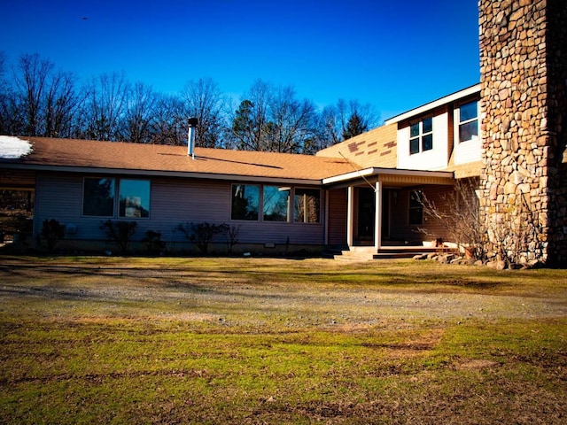 view of front of house featuring a front lawn