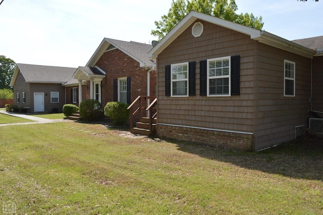 view of front facade with a front lawn