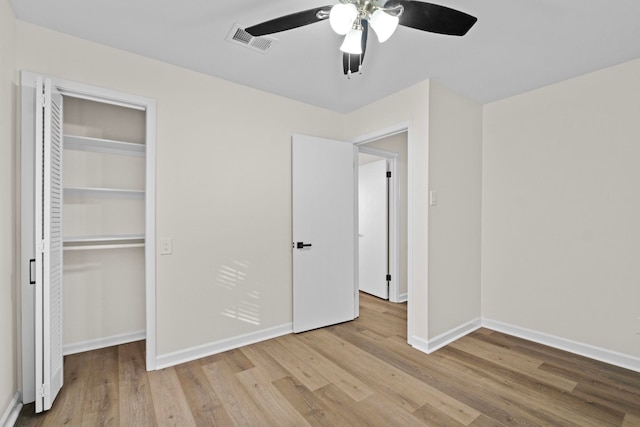 unfurnished bedroom featuring light wood-type flooring, a closet, and ceiling fan