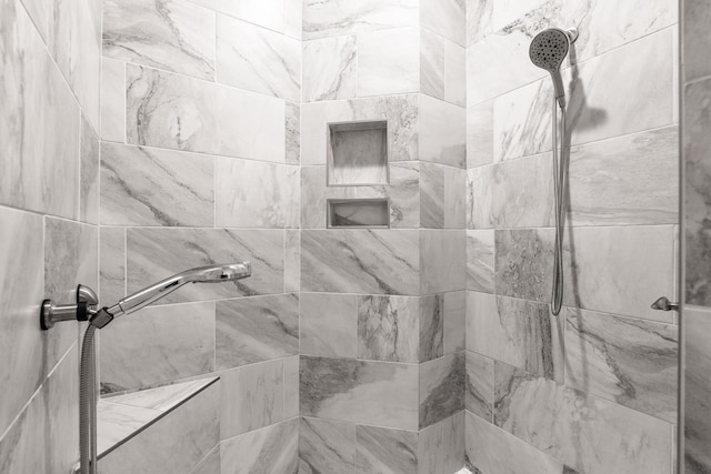 details featuring tiled shower